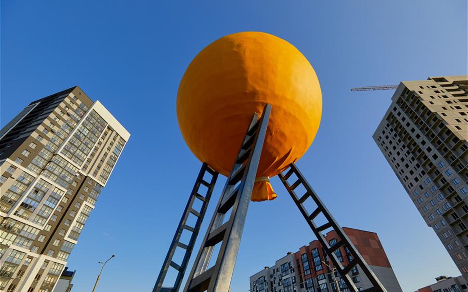 Арт-объект в Новой Боровой: «Вверх». Авторы — Константин Селиханов и Юрий Градов. Год создания: 2023.