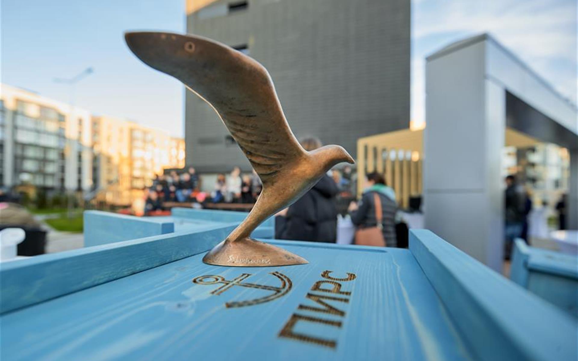 Ландшафтно-скульптурная композиция «Море рядом» в жилом квартале «Пирс». Авторы — Константин Селиханов и Юрий Градов. Год создания: 2020.