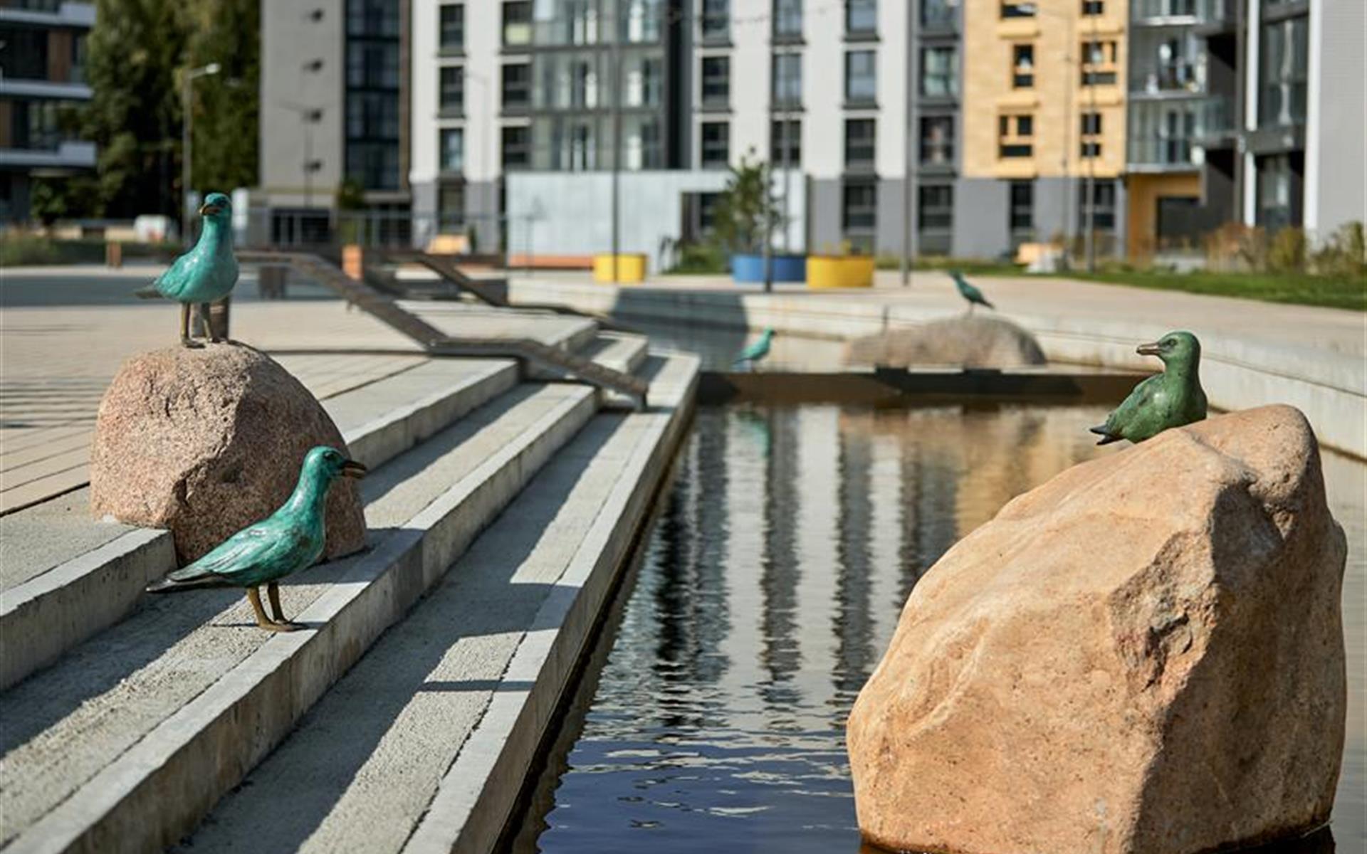 Ландшафтно-скульптурная композиция «Море рядом» в жилом квартале «Пирс». Авторы — Константин Селиханов и Юрий Градов. Год создания: 2020.