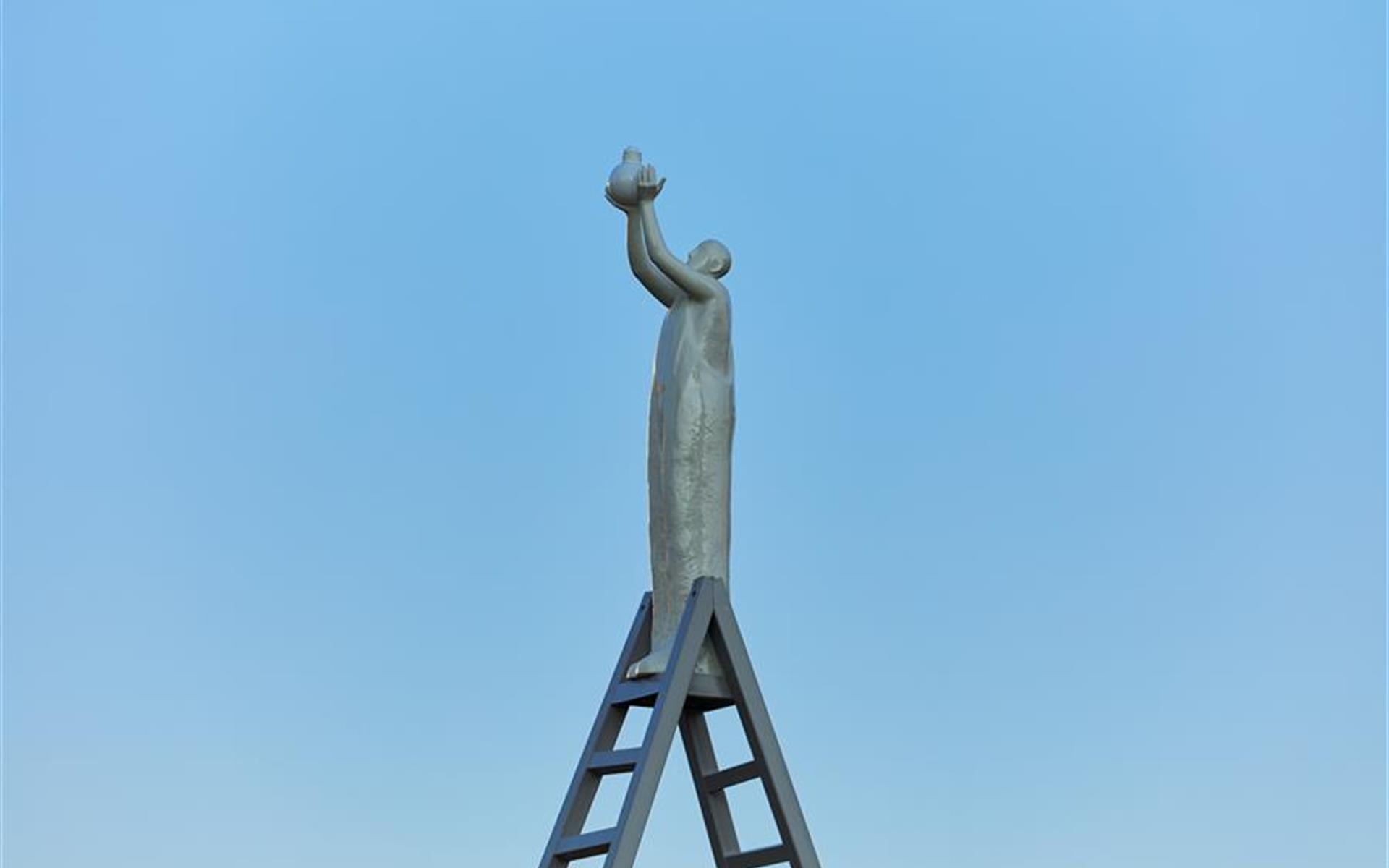 Арт-объект в Новой Боровой: «Меняем свет». Авторы — Константин Селиханов и Юрий Градов. Год создания: 2023.