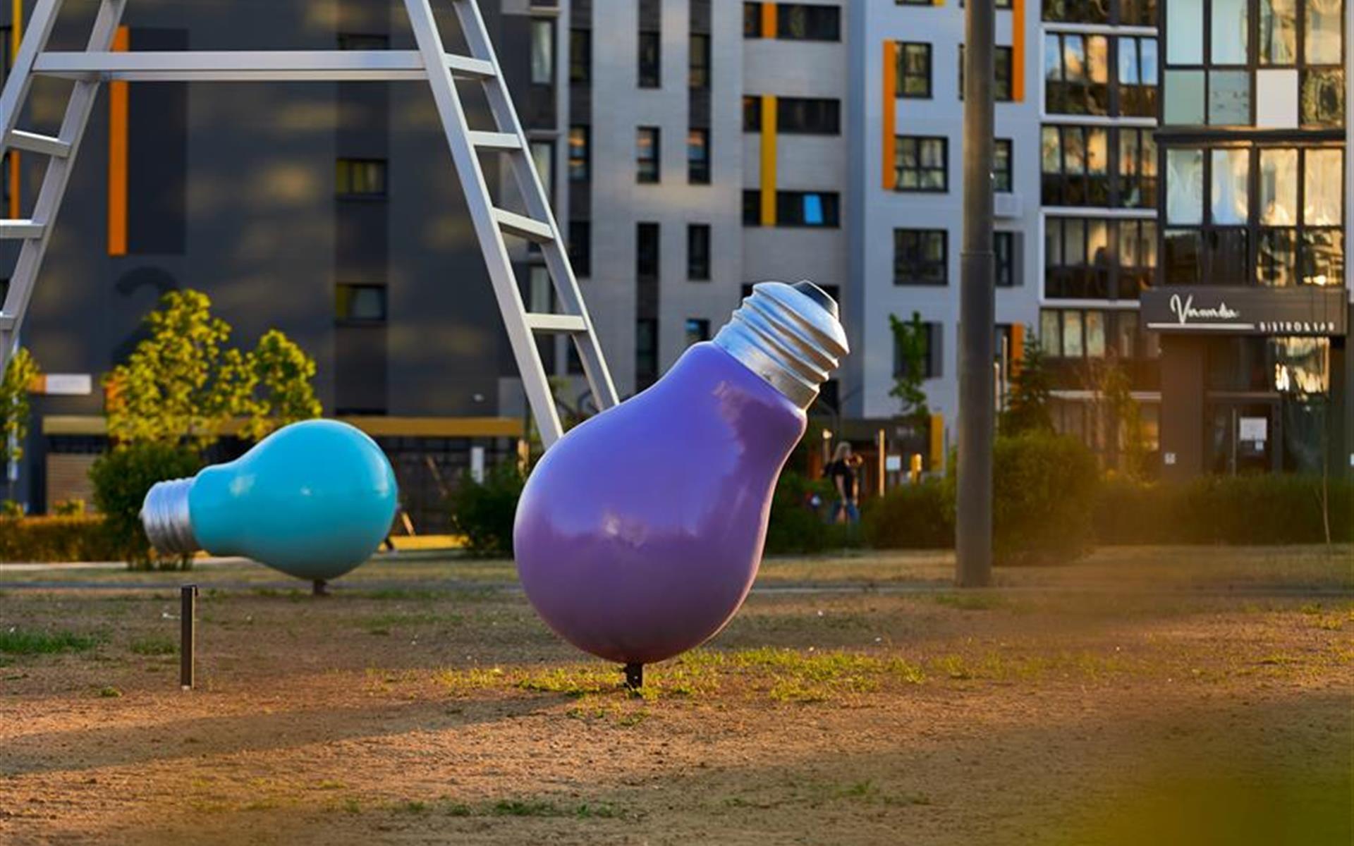 Арт-объект в Новой Боровой: «Меняем свет». Авторы — Константин Селиханов и Юрий Градов. Год создания: 2023.