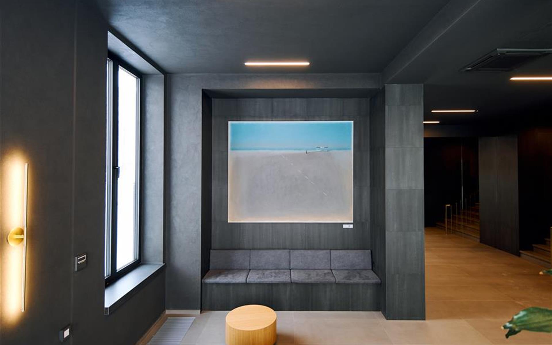 <p>Замечать главное в себе, в людях и в мире, иметь свой взгляд на окружающую действительность и адаптировать существующую реальность на свое усмотрение – это и есть настоящее искусство!<br>Концепция Art of living тонко будет раскрываться и в новом доме лимитированной серии.</p><p>&nbsp;Архитекторы проекта создали просторное лобби: в этом творческом пространстве можно будет насладиться приватностью и хорошей литературой за кружкой чая или кофе. Вместе с тем пространство при поддержке А-100 ART будет использоваться для проведения презентаций, встреч с художниками и галеристами, а также для проведения семинаров и просмотра фильмов.&nbsp;</p>