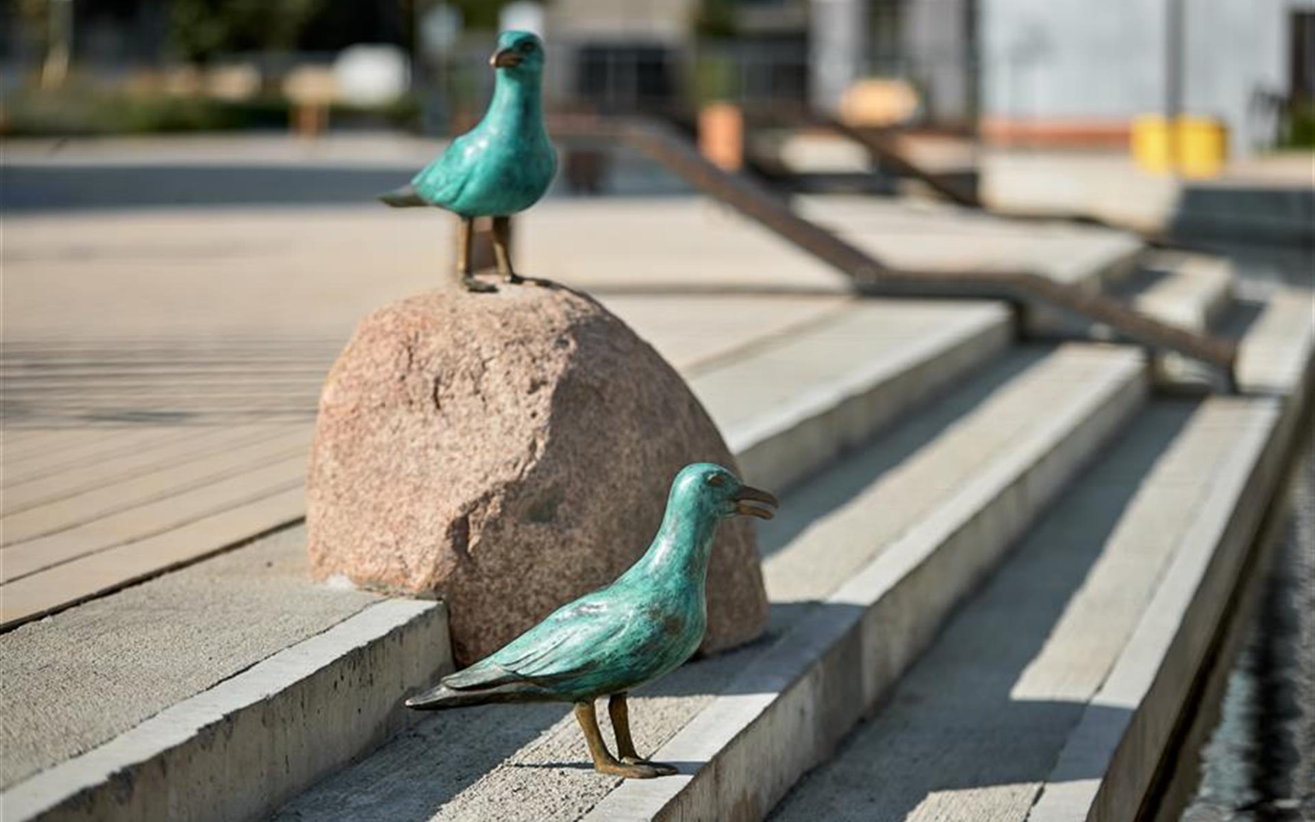 Ландшафтно-скульптурная композиция «Море рядом» в жилом квартале «Пирс». Авторы — Константин Селиханов и Юрий Градов. Год создания: 2020.