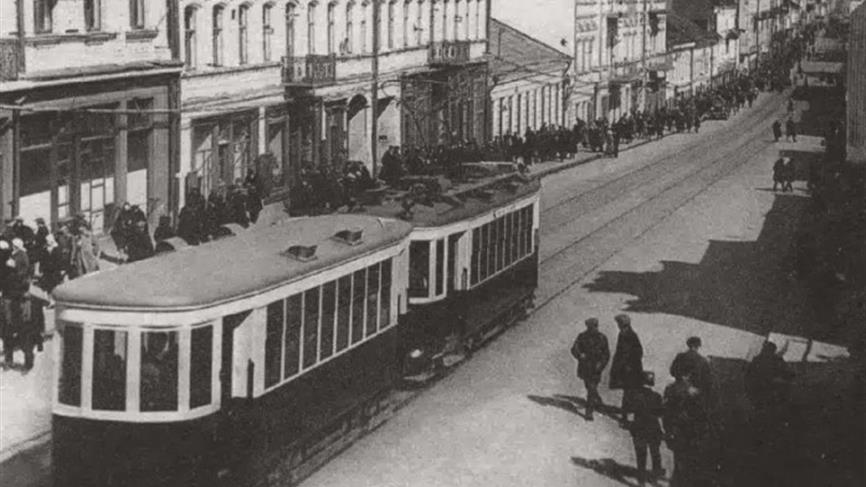 До XIX века исследуемая территория, как и соседние земли, не входила в черту города. Например, до 1812 года деревня Комаровка принадлежала роду Радзивиллов. Однако после войны с Наполеоном Комаровка по секвестру от Радзивиллов перешла к Ваньковичам