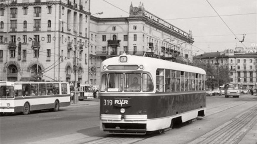 В 1902 году Ванькович (или, как его называли, «комаровский паук») большую часть из 220 десятин земли сдавал в аренду. Прилегающая к Комаровке территория — район современных улиц Кульман, В. Хоружей, Богдановича, Красной — была заболоченным местом с достаточно глубоким торфяным слоем.